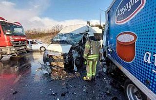 Avcılar’da servis minibüsü kamyonete çarptı:...