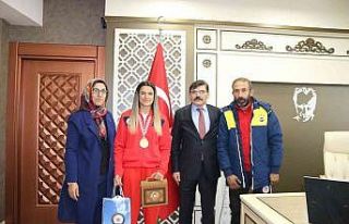Avrupa Şampiyonu Akbaş’tan Müdür Dağdeviren...