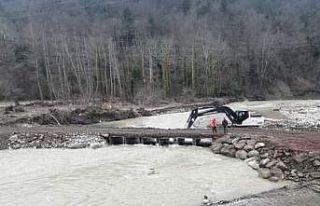 Ayancık’ta yıkılan geçici köprü, onarılarak...