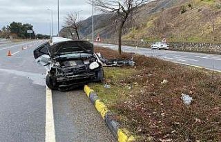 Aydınlatma direğine çarpan otomobil kağıt gibi...