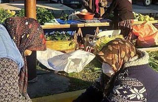 Aydınlı pazarcılar soğuk havada yaktıkları ateşle...