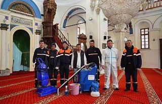 Ayvalık’ta belediyeden ibadethanelere Ramazan temizliği
