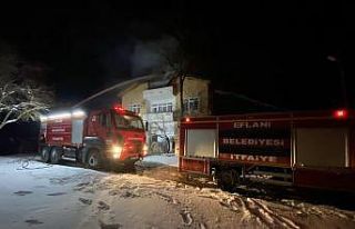 Baca yangını çatıyı sardı, itfaiye faciayı...