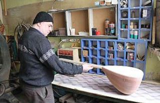 Bağlamayı hem üretiyor hem de çalıyor
