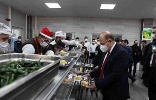 Bakan Bilgin işçilerle yemek sırasına girdi