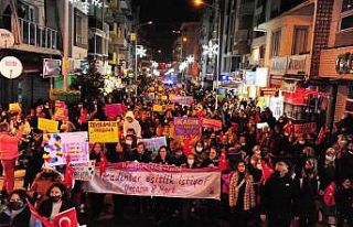 Balçova’da binlerce kadın gece yürüyüşünde...