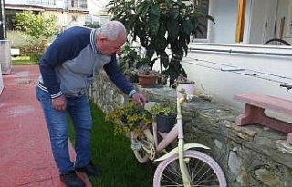 Balıkesir’de çiçek hırsızı kadın, güvenlik...