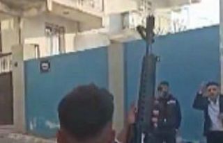 Balkondaki çocuklara aldırış etmeden ateş açan...