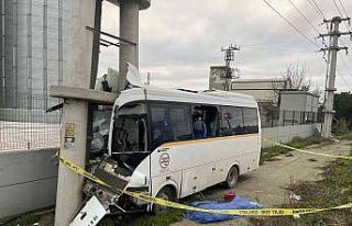 Bandırma’da servis otobüsü yoldan çıktı: 1...