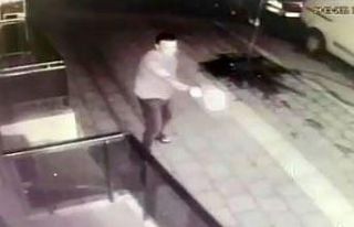 Barın önündeki dehşet anları kameraya yansıdı