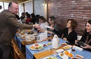 Barış Ayhan’dan kadın çalışanlara jest