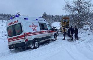 Bartın’da kara saplanan ambulansı karla mücadele...