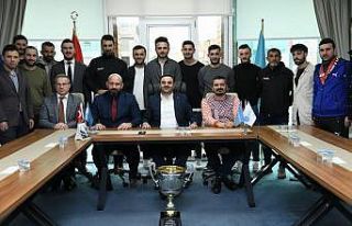 Başiskele Belediyespor şampiyonluk kupasını Başkan...
