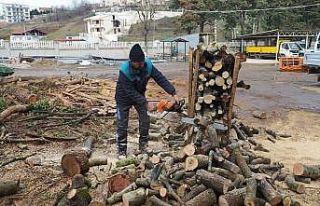Başiskele’de yakacak odun yardımları sürüyor