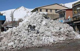 Başkale’de kar yığınları kamyonlarla taşınıyor