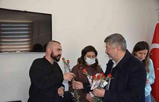 Başkan Akçadurak sağlık çalışanlarını ziyaret...