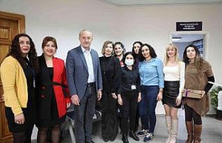 Başkan Atabay kadın personellerini unutmadı