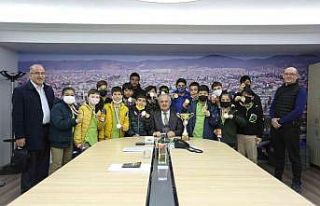 Başkan Aygün, başarılı öğrencileri tebrik etti
