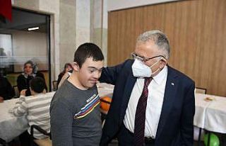 Başkan Büyükkılıç, down sendromlu minikler ile...