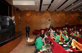 Başkan Büyükkılıç, minik öğrencilerle bir...