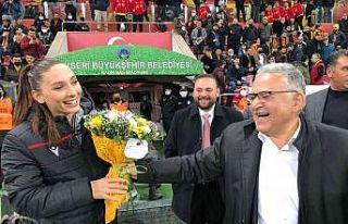 Başkan Büyükkılıç’tan kadın hakeme anlamlı...