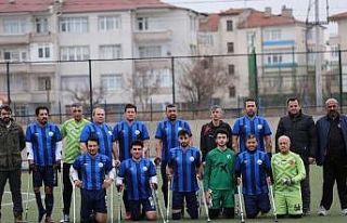 Başkan Çolakbayrakdar ampute takımının maçını...