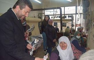 Başkan Demirci, Dünya Kadınlar Günü’nü karanfillerle...