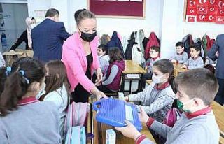 Başkan Ergün’ün hediyeleri minikleri sevindirdi