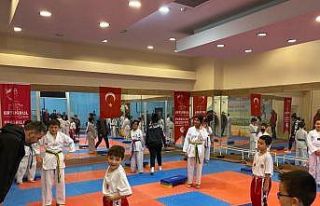 Başkan Ertuğrul Çetin tekvandocuları selamladı