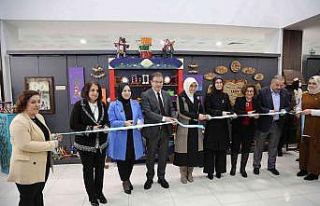 Başkan Köken, Eyüpsultanlı kadınlara çiçek...