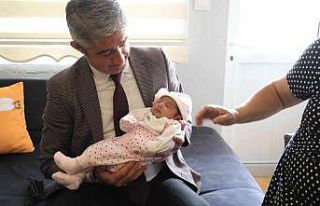 Başkan Oktay, ailelerin bebek sevincine ortak oluyor