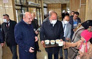 Başkan Oprukçu yolda kalan vatandaşlara çorba...