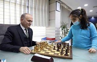 Başkan Özlü çocuklarla satranç oynadı