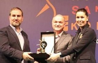 Başkan Özlü yılın en iyi dijital içerik ödülünü...