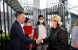 Başkan Sandal’dan kadın çalışanlara karanfil