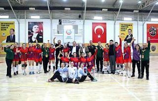 Başkan Seçer, kadın hentbol takımının galibiyet...