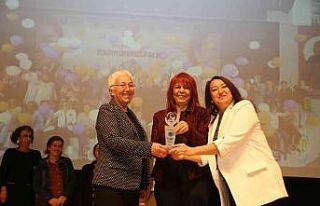 Başkan Tarhan’a kadın dostu yerel yönetim ödülü