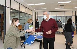 Başkan Tarhan’dan kadınlara çiçek