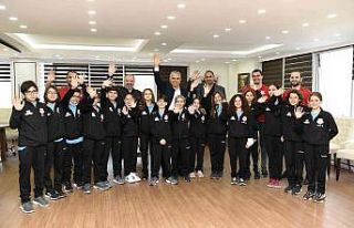 Başkan Uysal, genç yüzücülerle bir araya geldi