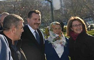 Başkan Yılmaz, Erdek’te sıkılmadık el bırakmadı