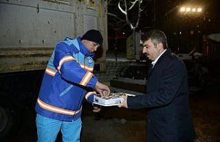Başkan Yılmaz, kar mesaisi yapan ekibe tatlı ikram...