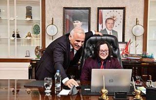 Başkan Zorluoğlu koltuğunu Enes’e devretti