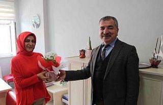 Başkandan kadın çalışanlara çiçek