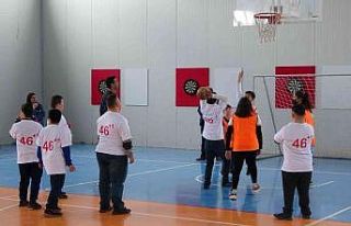 Basketbol maçı, down sendromlu çocukların yüzünü...