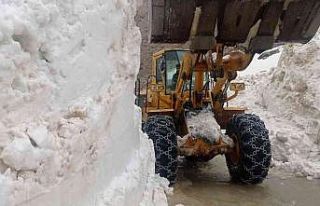Batman’da köy yoluna çığ düştü, 14 saatlik...