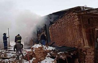 Bayburt’ta çıkan yangında 3 ev kullanılamaz...