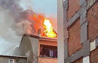 Bayrampaşa’da 4 katlı binanın çatısı alev...