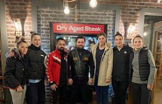 Baytar Steakhouse 8 Mart’ta kadınları unutmadı