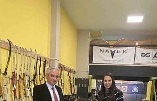 Bedensel engelli okçuya malzeme sponsoru oldular