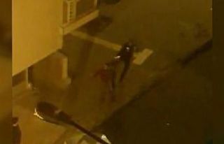 Bekçiden tüfekli adama tekmeli müdahale